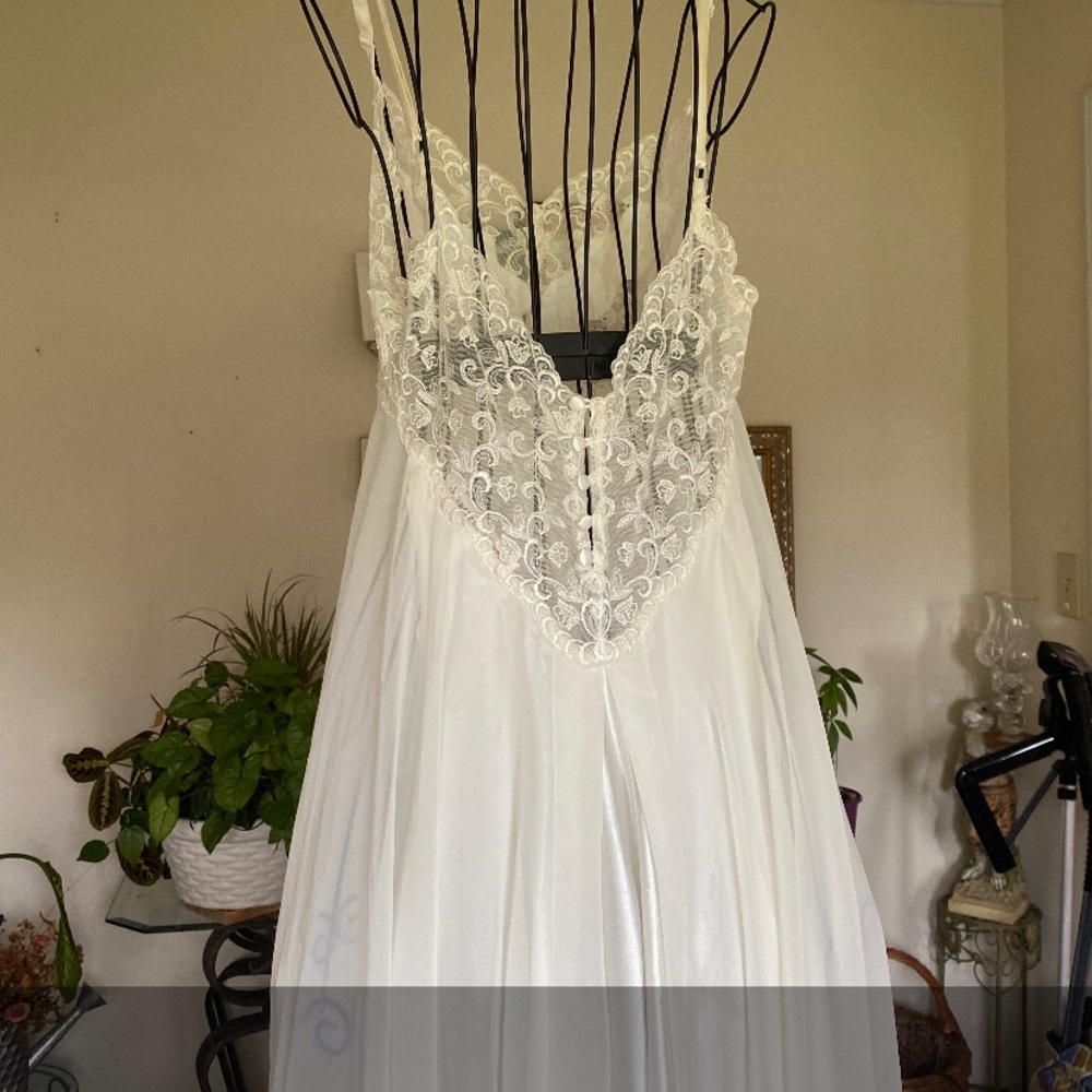 Victoria’s Secret Victorian long night gown size small - Picture 6 of 6